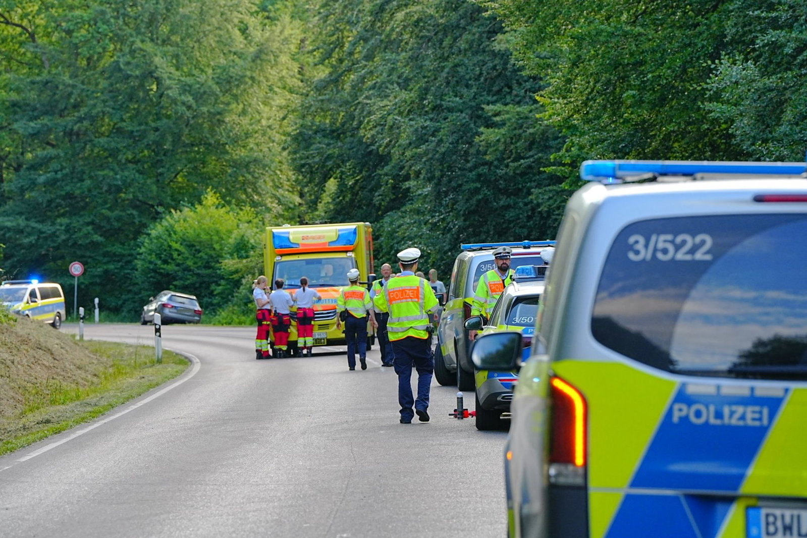 Einsatzkräfte arbeiten an der Unfallstelle.
