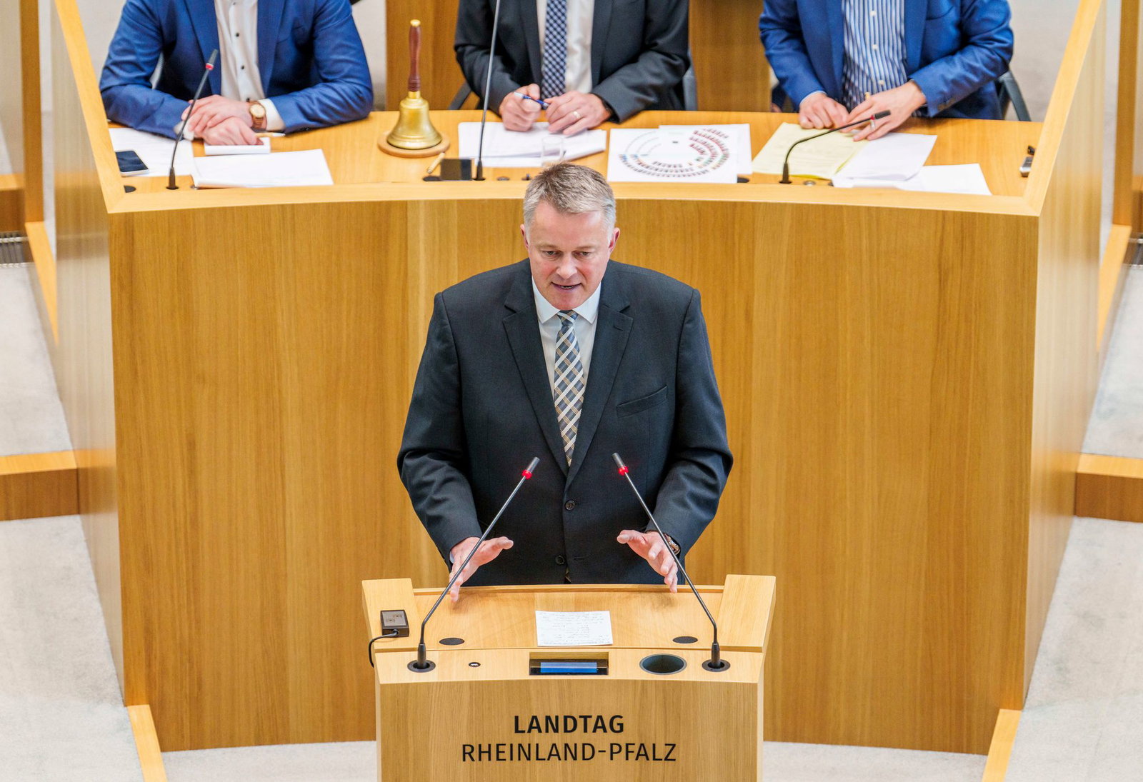 Schnieder kam in seiner 90-minütigen Rede auf alle Ministerien und deren Projekte zu sprechen.