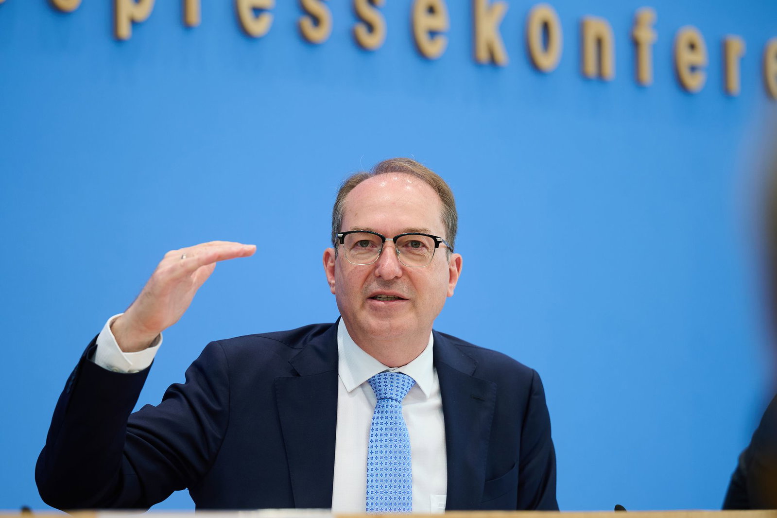 Bundesinnenminister Alexander Dobrindt (CSU) ist zum Start der europäischen Asylreform zuversichtlich. (Archivbild) 