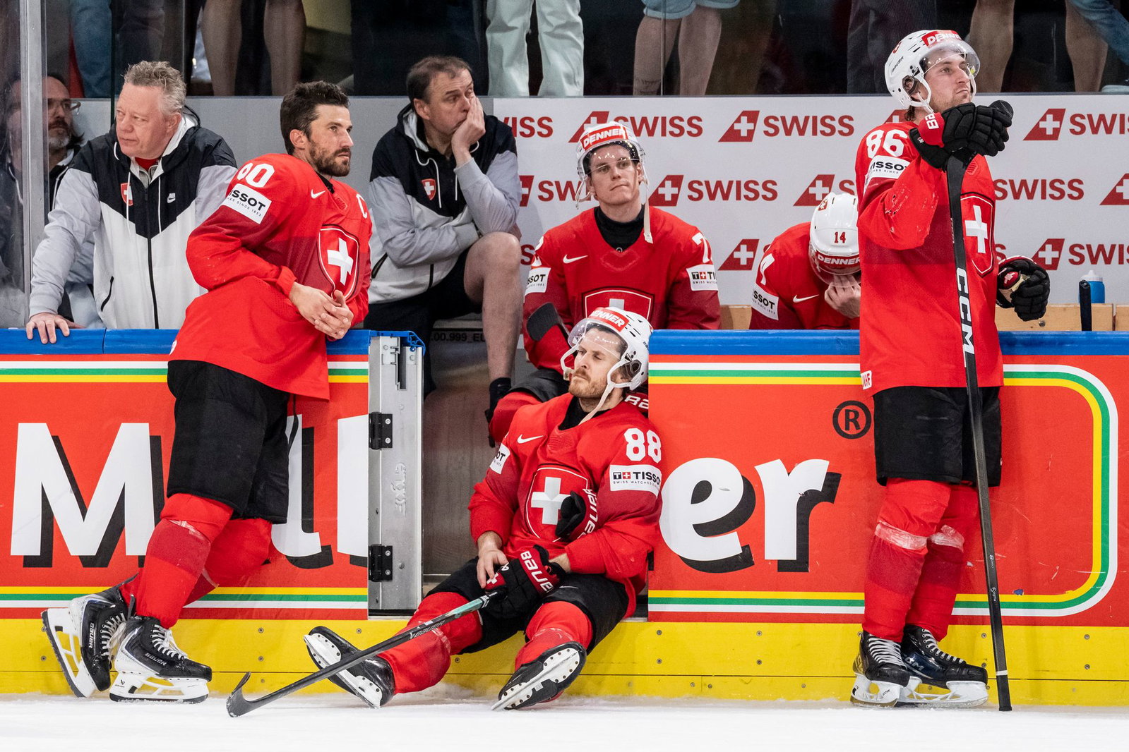 Die Schweiz um Kapitän Roman Josi (l) trauert nach dem verlorenen WM-Finale gegen Finnland.