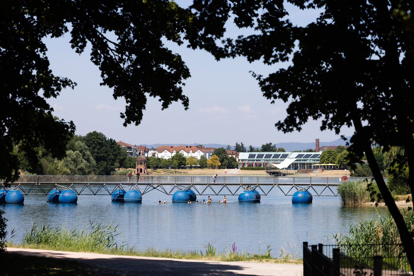 Im Seepark ist ein Nichtschwimmer von der Pontonbrücke ins Wasser gestürzt. 