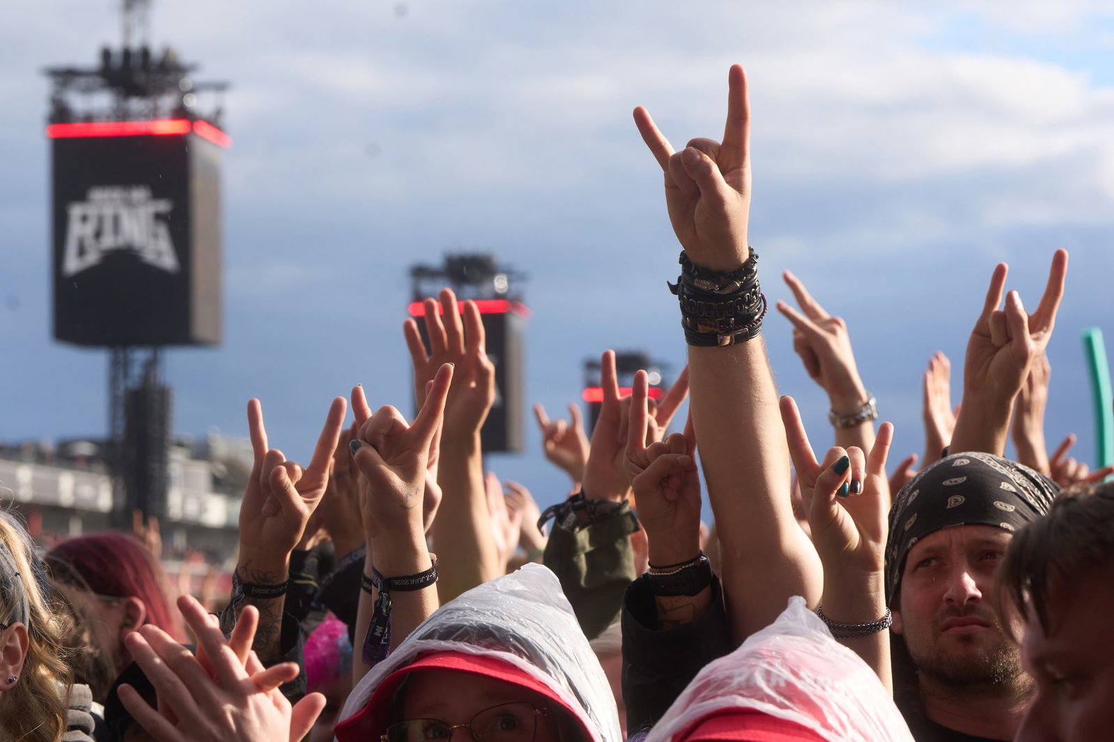 Zeigt die Hörner, fordern viele Bands ihre Fans im Publikum auf. 