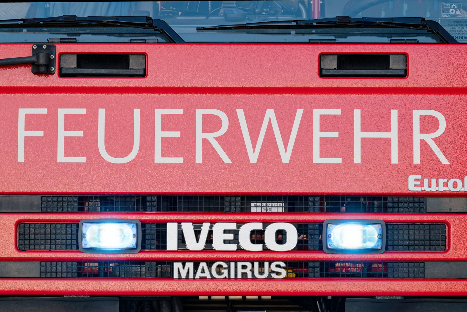 Ein Brand hat drei Fahrzeuge in Rastatt zerstört. (Symbolbild)
