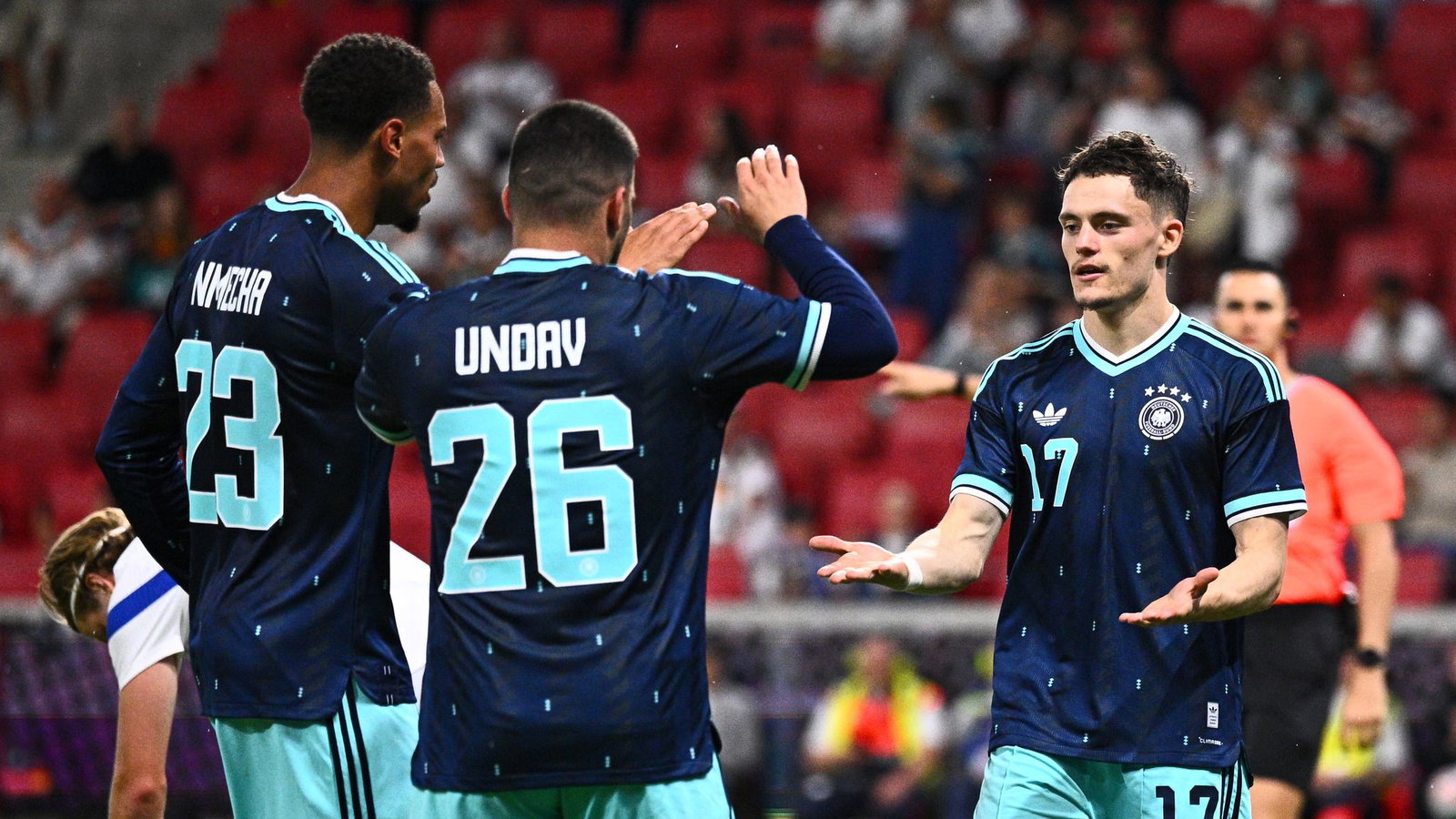 Vorlagengeber Deniz Undav (Nr. 26) und Torschütze Florian Wirtz (r) klatschen sich ab nach dem 2:0 gegen Finnland. 
