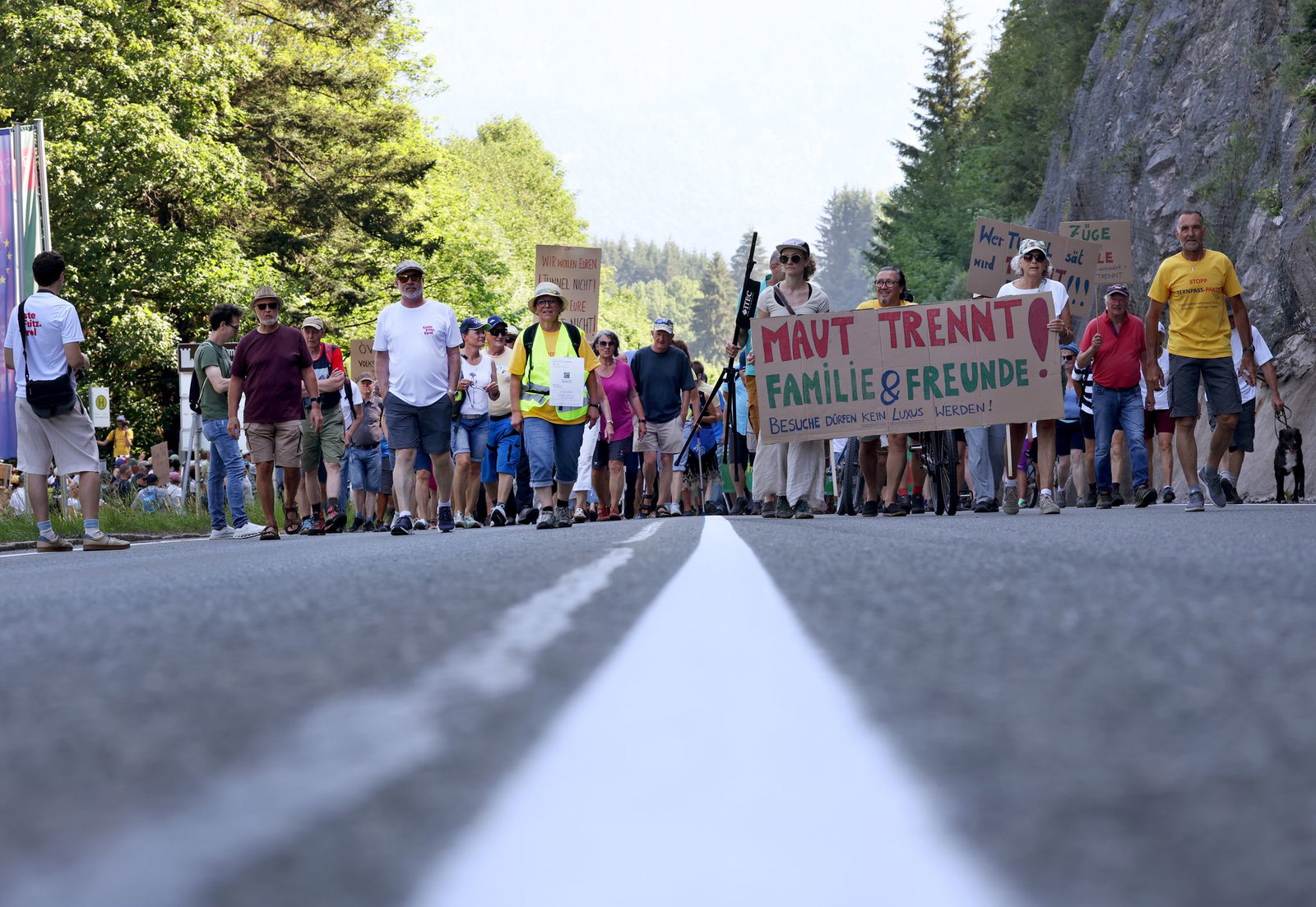 Anwohner demonstrieren gegen die Verkehrsbelastung auf der Fernpassstraße.