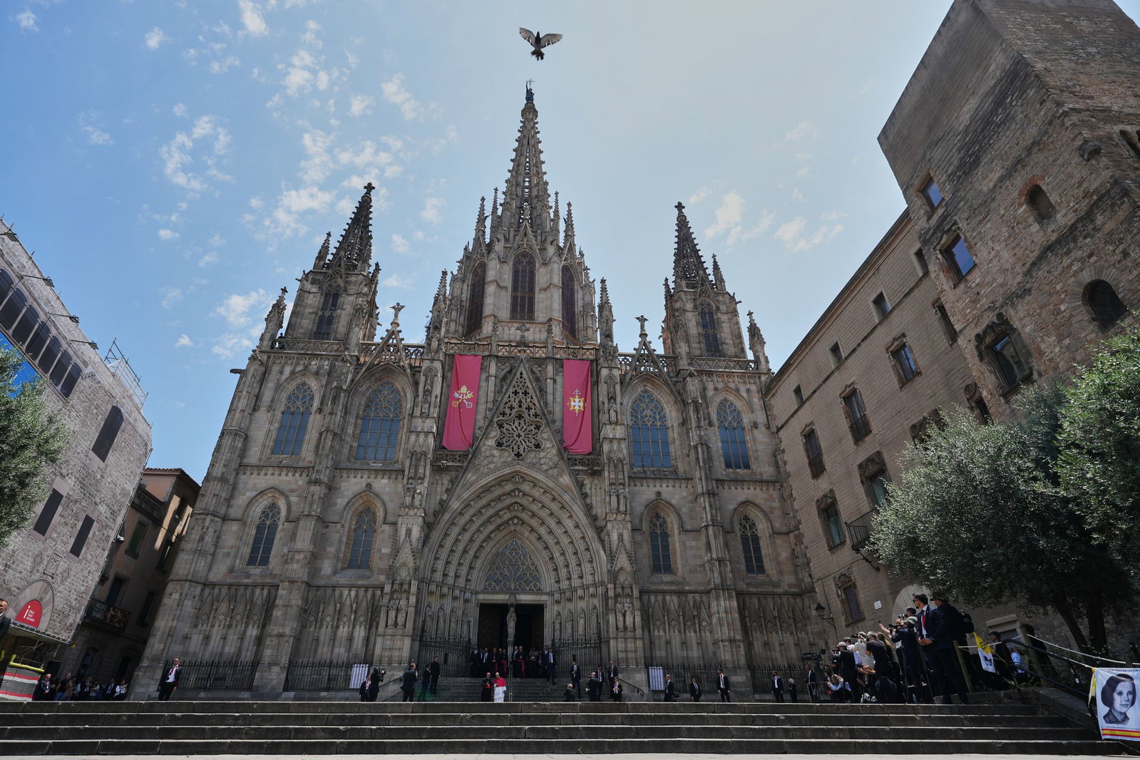 Papst Leo XIV. vor der Kathedrale von Barcelona.