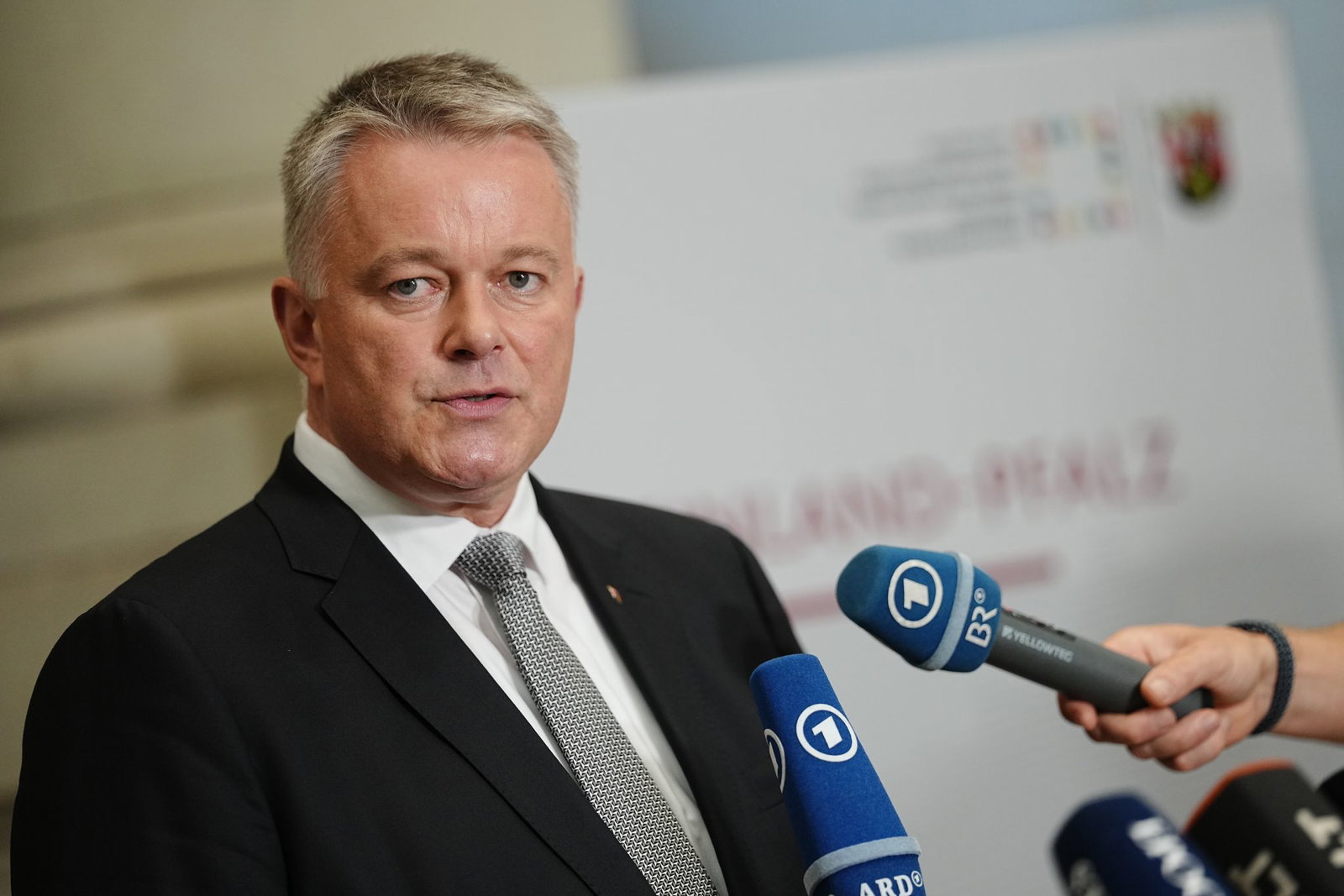 Bund und Länder würden ihrer Verantwortung gerecht, sagt Schnieder. 