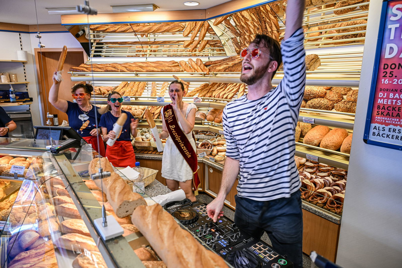 Die Stimmung ist ausgelassen, wenn der französiche «DJ Baguette» auflegt. 