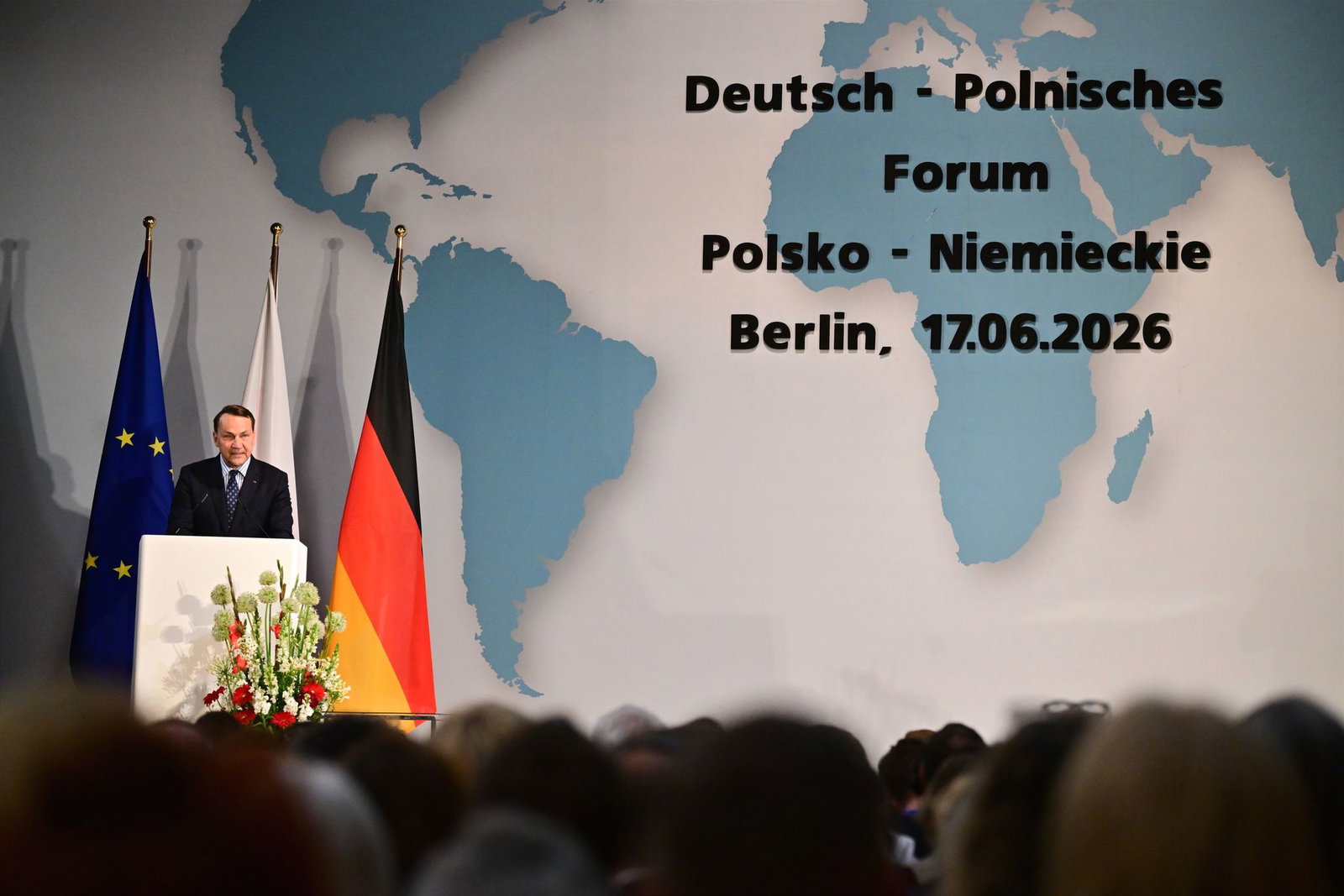 Polens Außenminister Sikorski fordert rasche Hilfe für die letzten Weltkriegsopfer.
