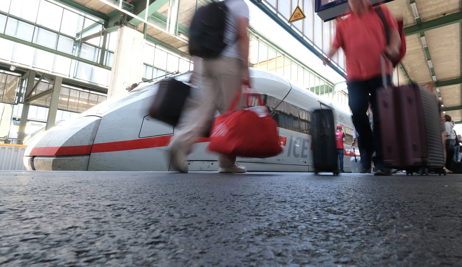 Der Bahnverkehr war laut einem Bundespolizeisprecher eingestellt. (Symbolbild)