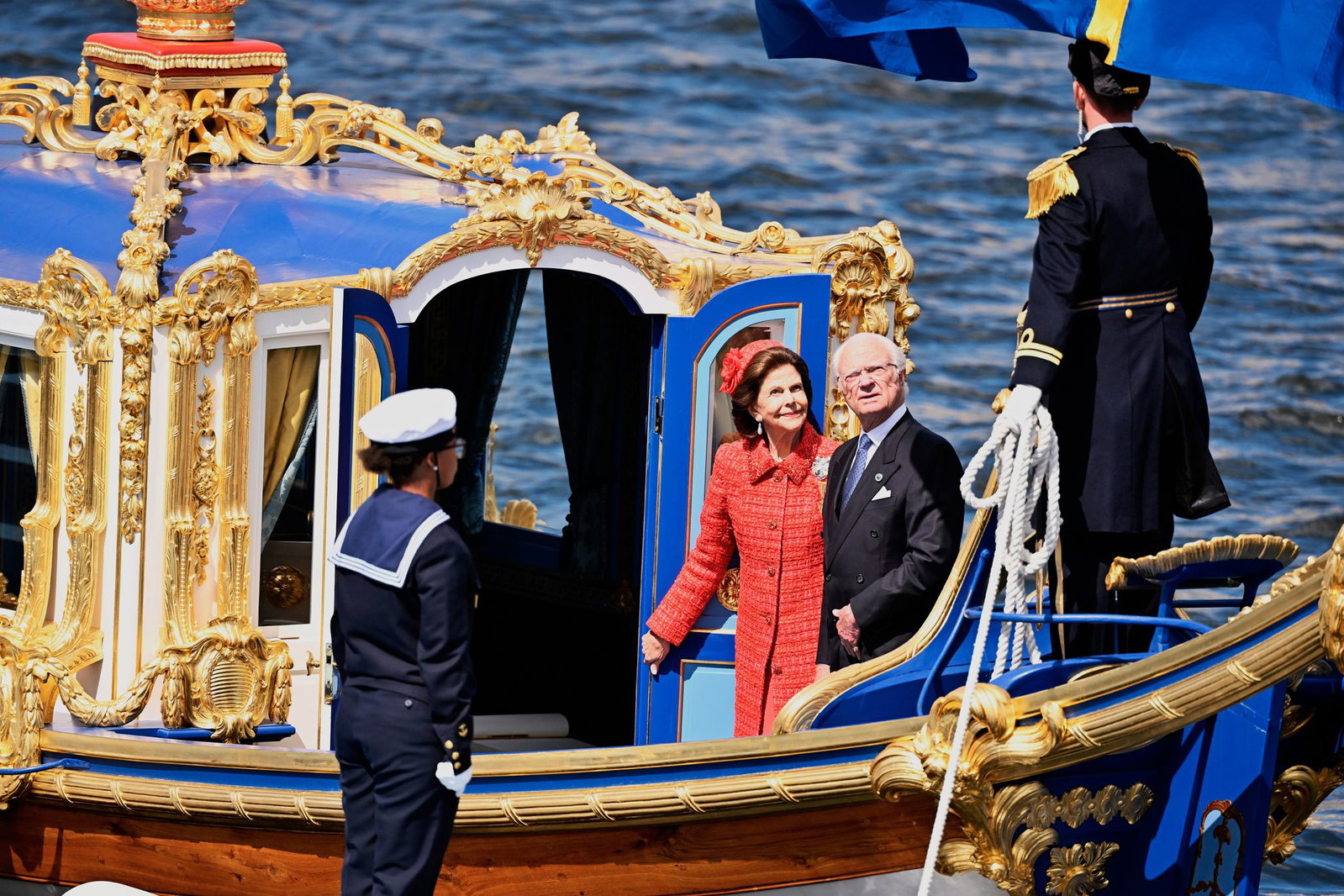 König Carl XVI. Gustaf (2. v. rechts) und Königin Silvia (2. v. links) fahren zur Goldhochzeit auch mir der königlichen Barkasse «Vasaorden». 