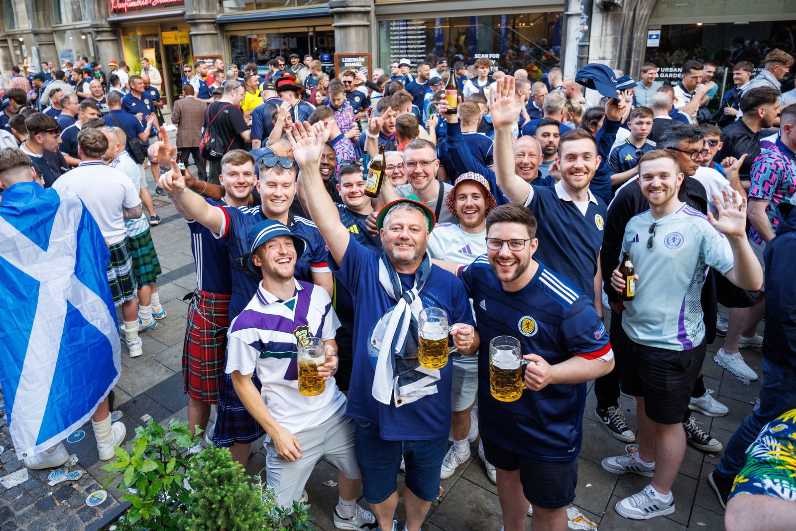 Wo die Schotten waren, war Bier: Fans bei Europameisterschaft 2024. 
