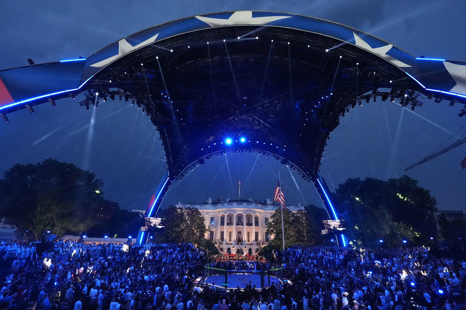 Die gewaltige Kuppelkonstruktion namens «The Claw» (die Kralle) lässt sogar das Weiße Haus klein wirken. 