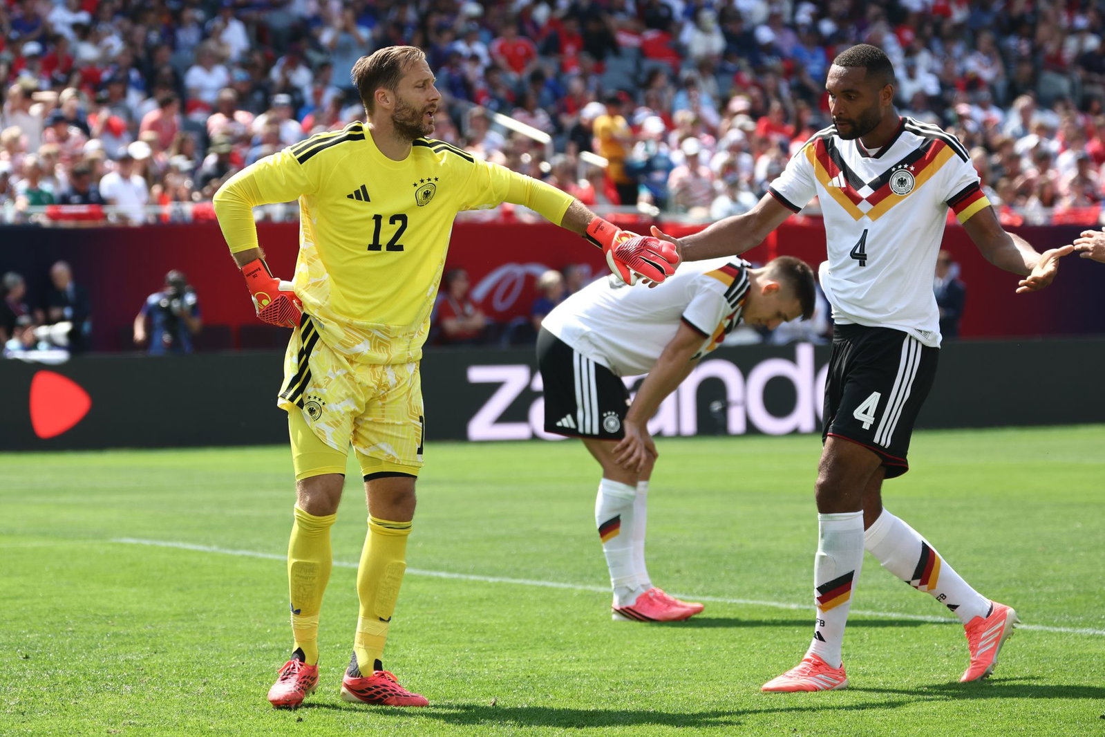 Oliver Baumann und Jonathan Tah klatschen sich im Spiel gegen die USA ab. 