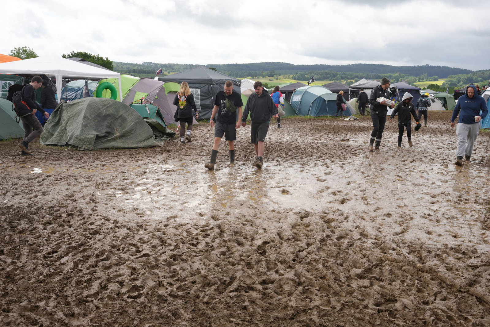 Anhaltender Regen weichte den Boden vieler Campingplätze in der Eifel stark auf.
