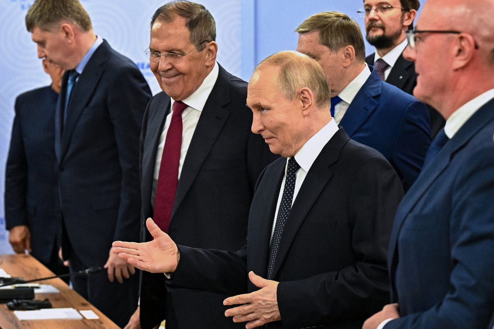 Russlands Präsident Wladimir Putin (Mitte rechts) und sein Außenminister Sergej Lawrow haben bislang keine echte Verhandlungsbereitschaft erkennen lassen. Können neue Sanktionen etwas daran ändern? (Archivbild)