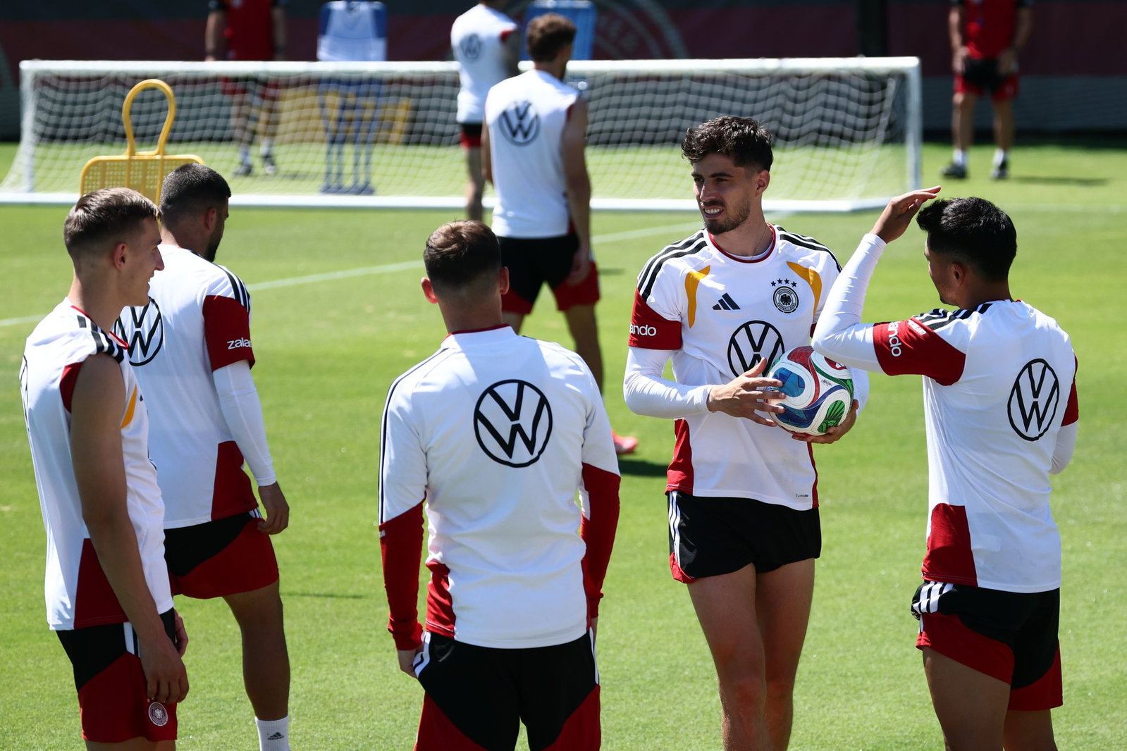 Kai Havertz war über einen zweiten Platz mit seiner Gruppe im Trainingsspiel nicht zufrieden. 