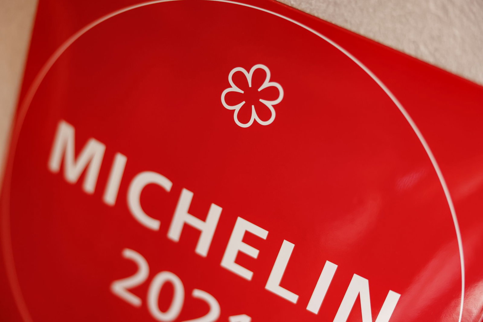 Das berühmte Blechschild von Michelin, das auf ein Sterne-Restaurant hinweist.