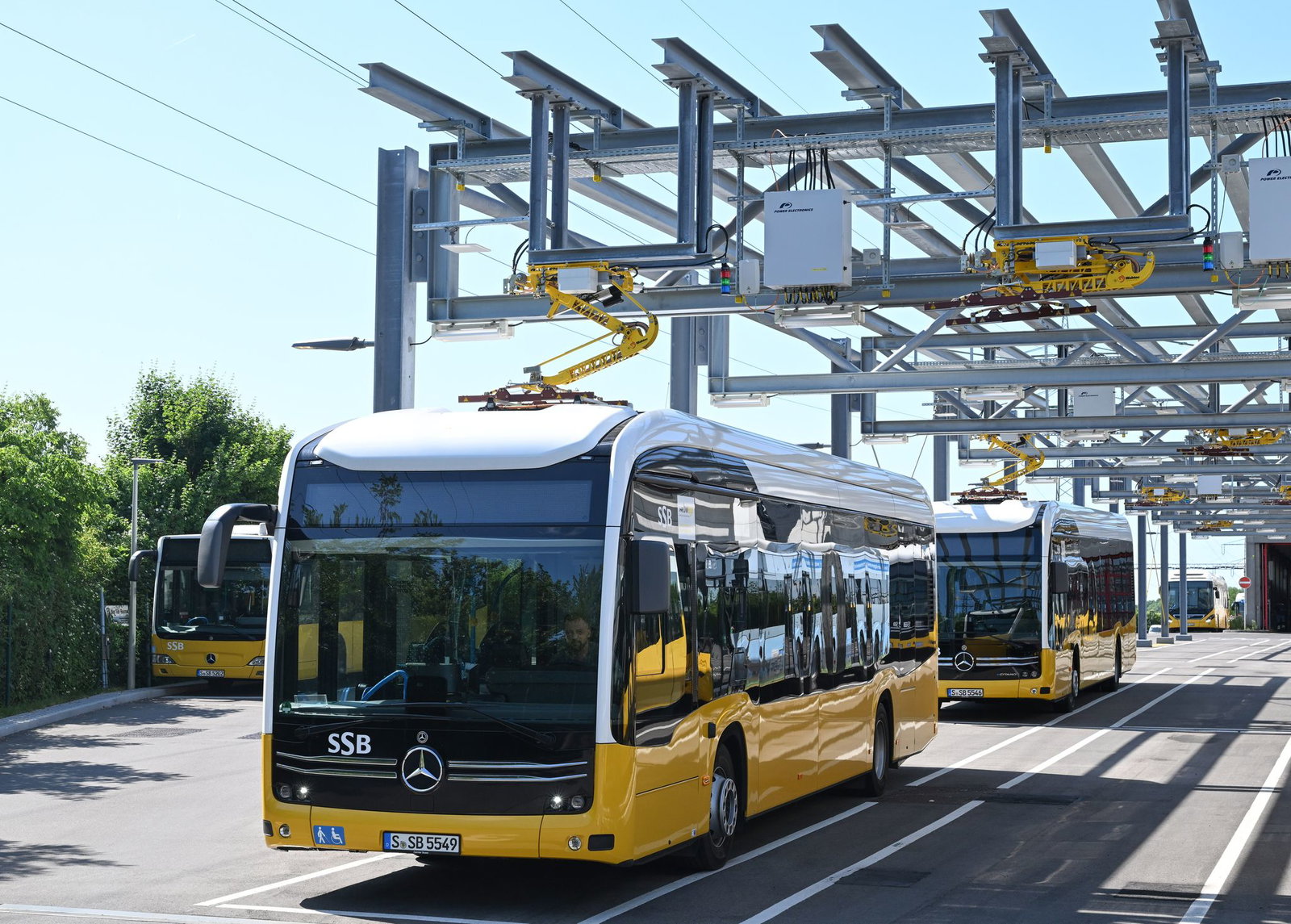 Ein E-Bus wird in Stuttgart an einer Stromtankstelle aufgeladen. (Archivbild)