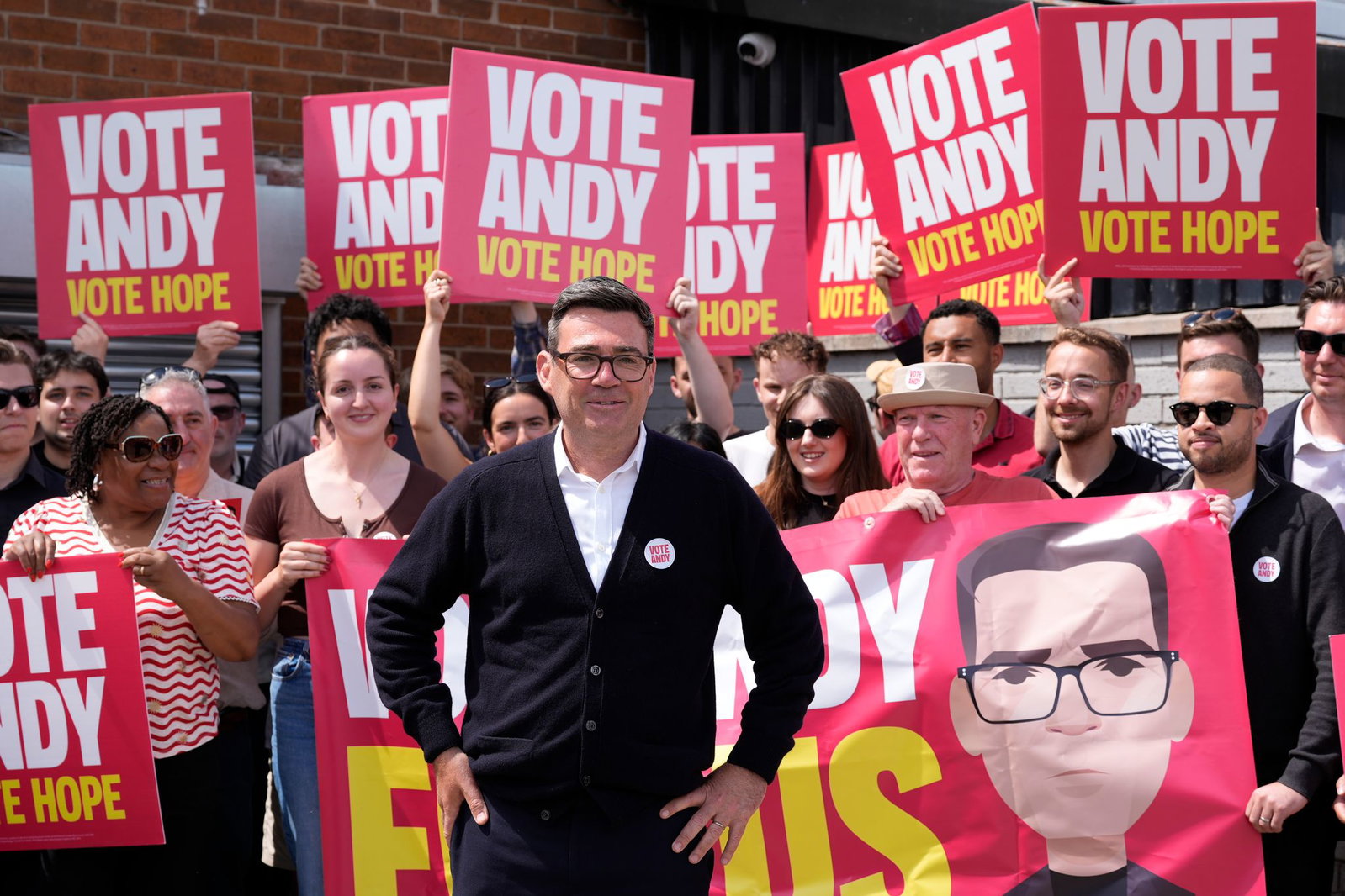 Andy Burnham hat die Nachwahl im Kreis Makerfield gewonnen. 