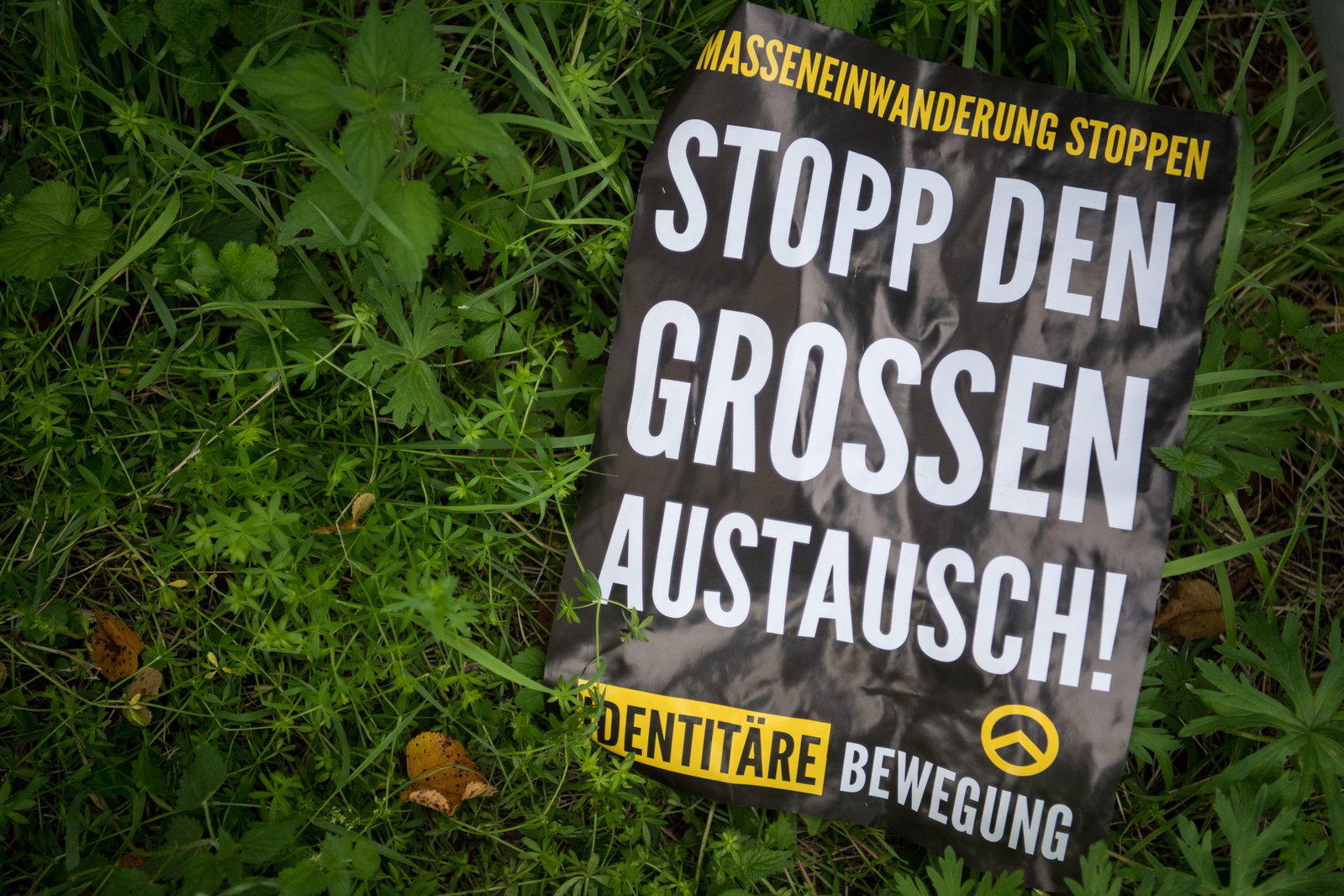 Flyer rechtsextremistischer Gruppen werden mitunter an Schulen verteilt.