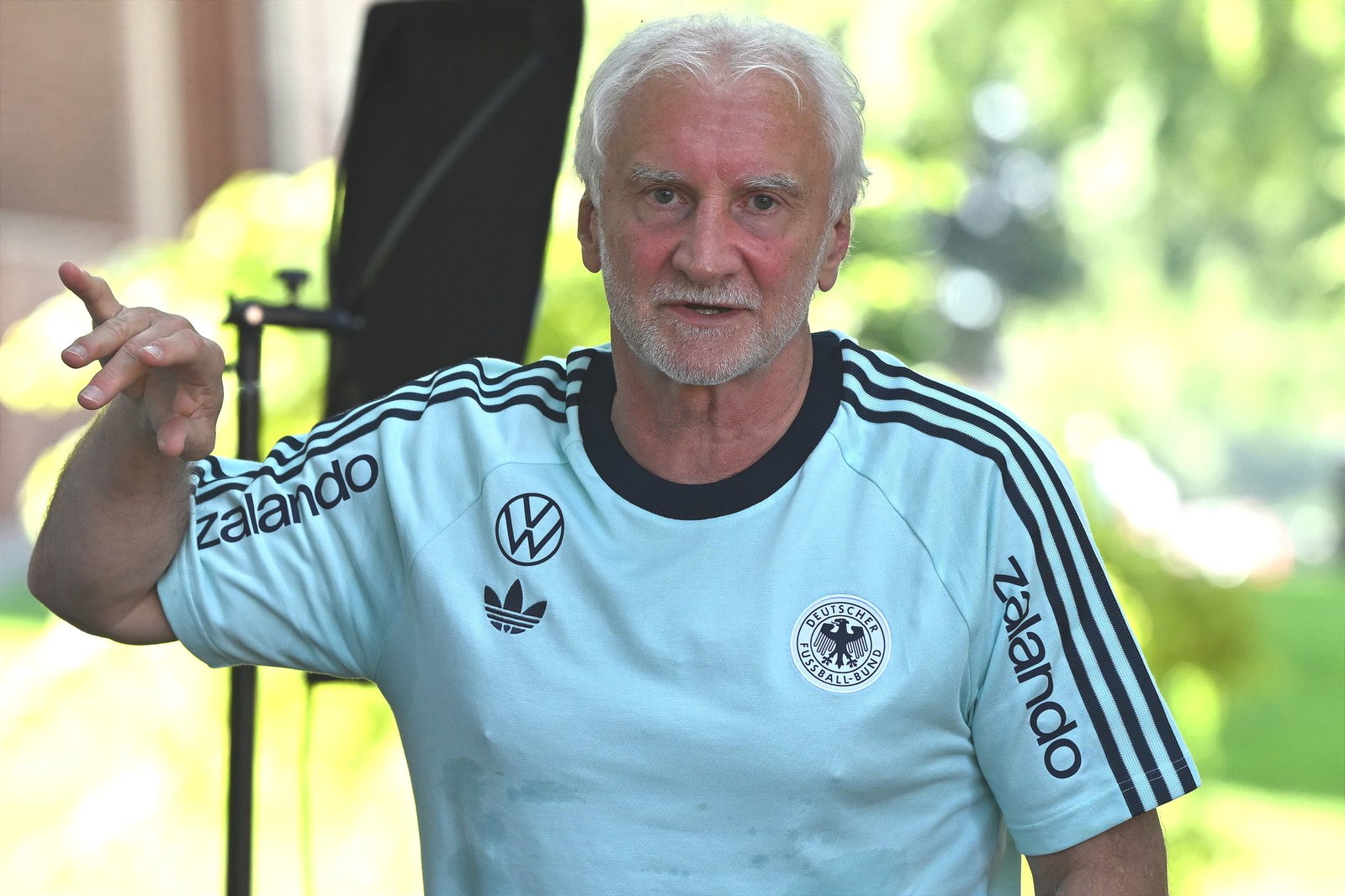 «Noch ein paar Prozente drauflegen», fordert Rudi Völler.  