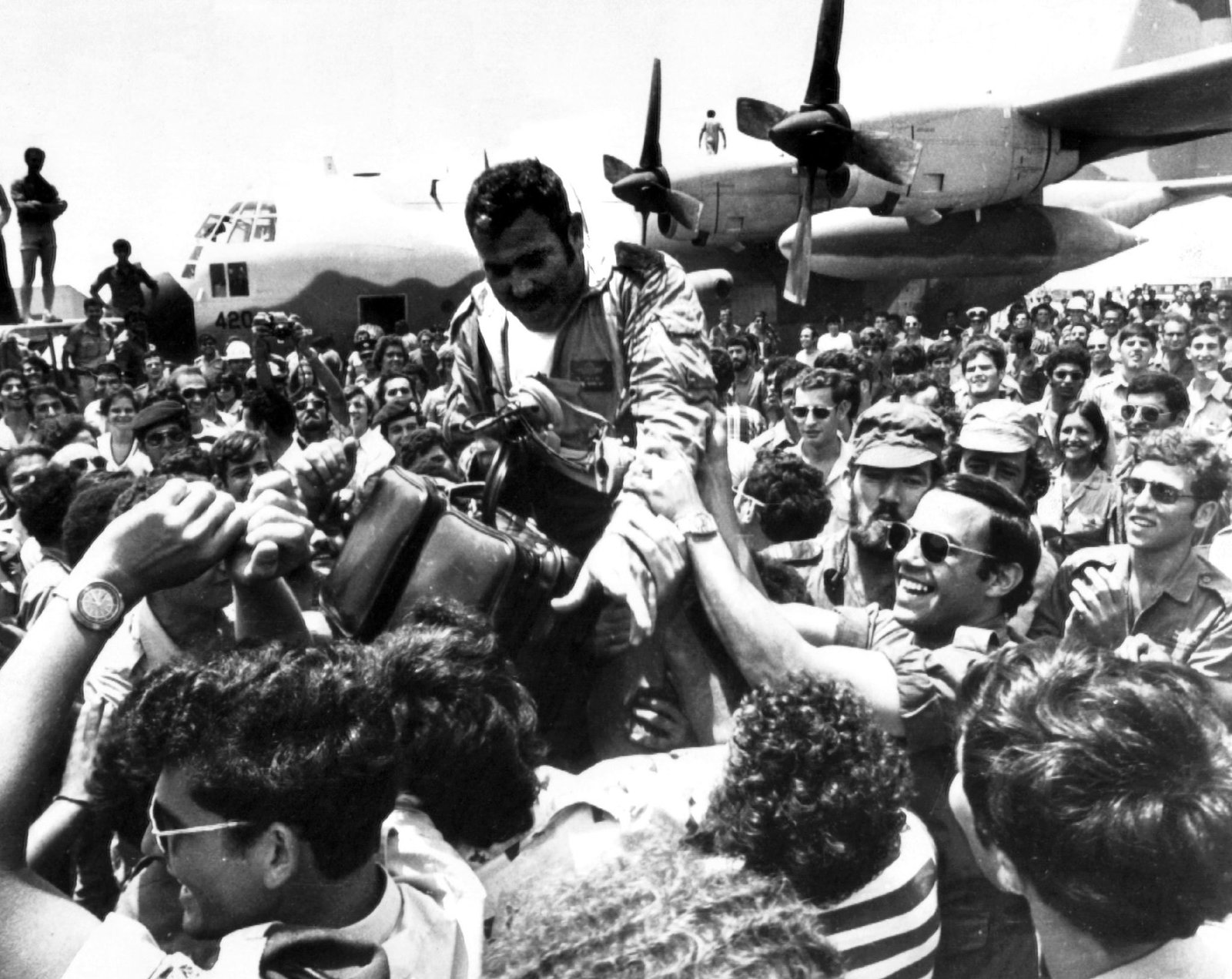 Ein an der damaligen Befreiungsaktion beteiligter Pilot wurde nach der Rückkehr auf dem Flughafen Ben Gurion gefeiert. (Archivbild)