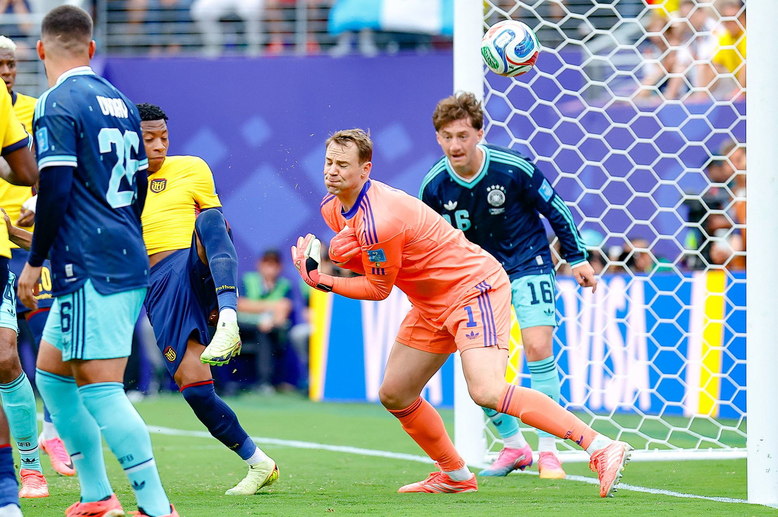 Manuel Neuer kommt gegen Ecuador nicht an den Ball, der Siegtreffer für die Südamerikaner. 