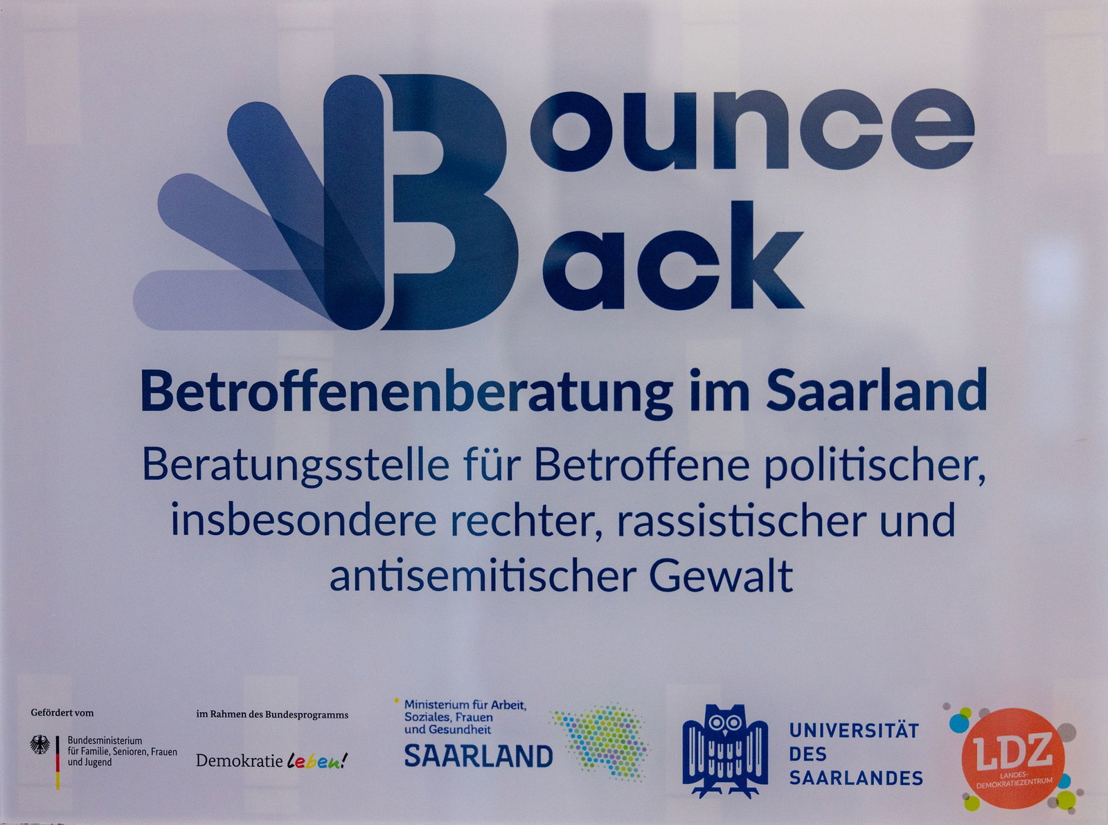 An der Eingangstür der Büroräume der der saarländischen Meldestelle gegen Hass und Diskriminierung weist ein Schild von Bounce Back auf die «Betroffenenberatung» hin.
