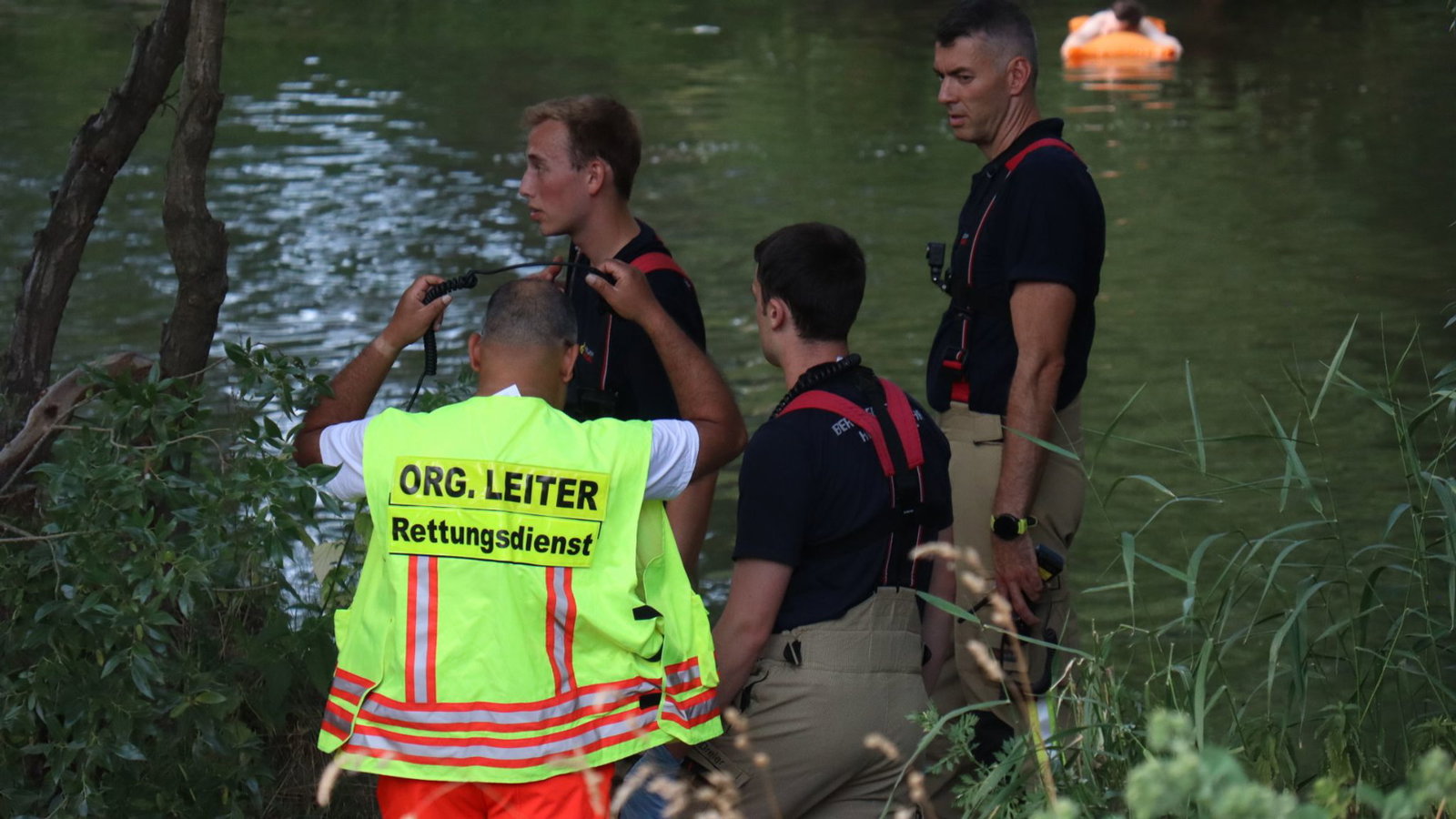 Feuerwehr und Rettungskräften waren im Einsatz, nachdem eine hilflose Person im Neckar gemeldet worden war. 