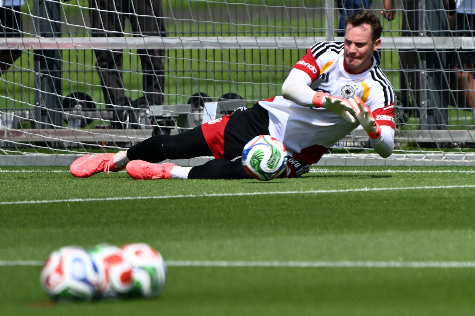 Manuel Neuer hält einen Ball im Training der Nationalmannschaft. 