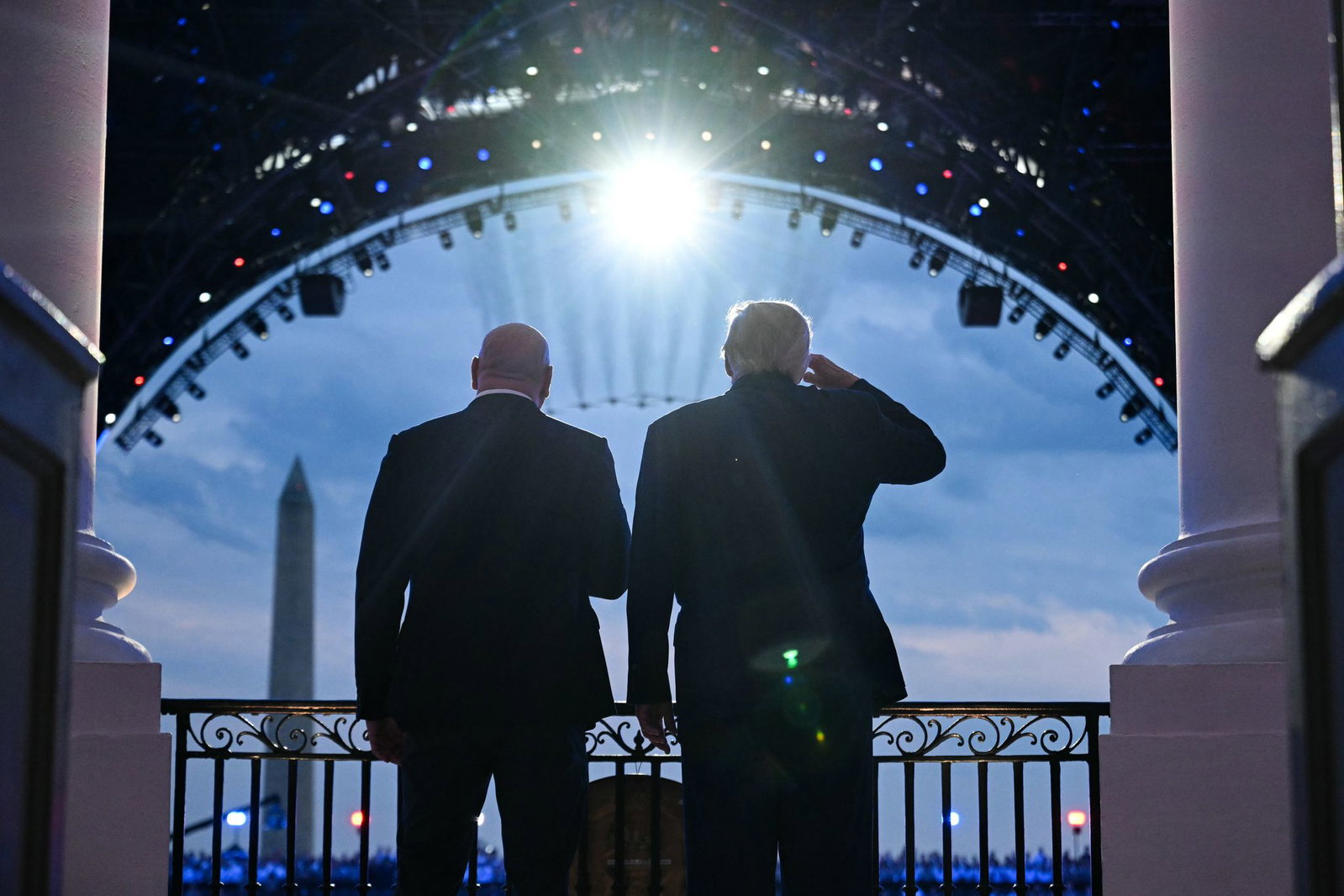  UFC-Boss Dana White und US-Präsident Donald Trump verfolgen den Jet-Überflug Seite an Seite vom Weißen Haus aus. 
