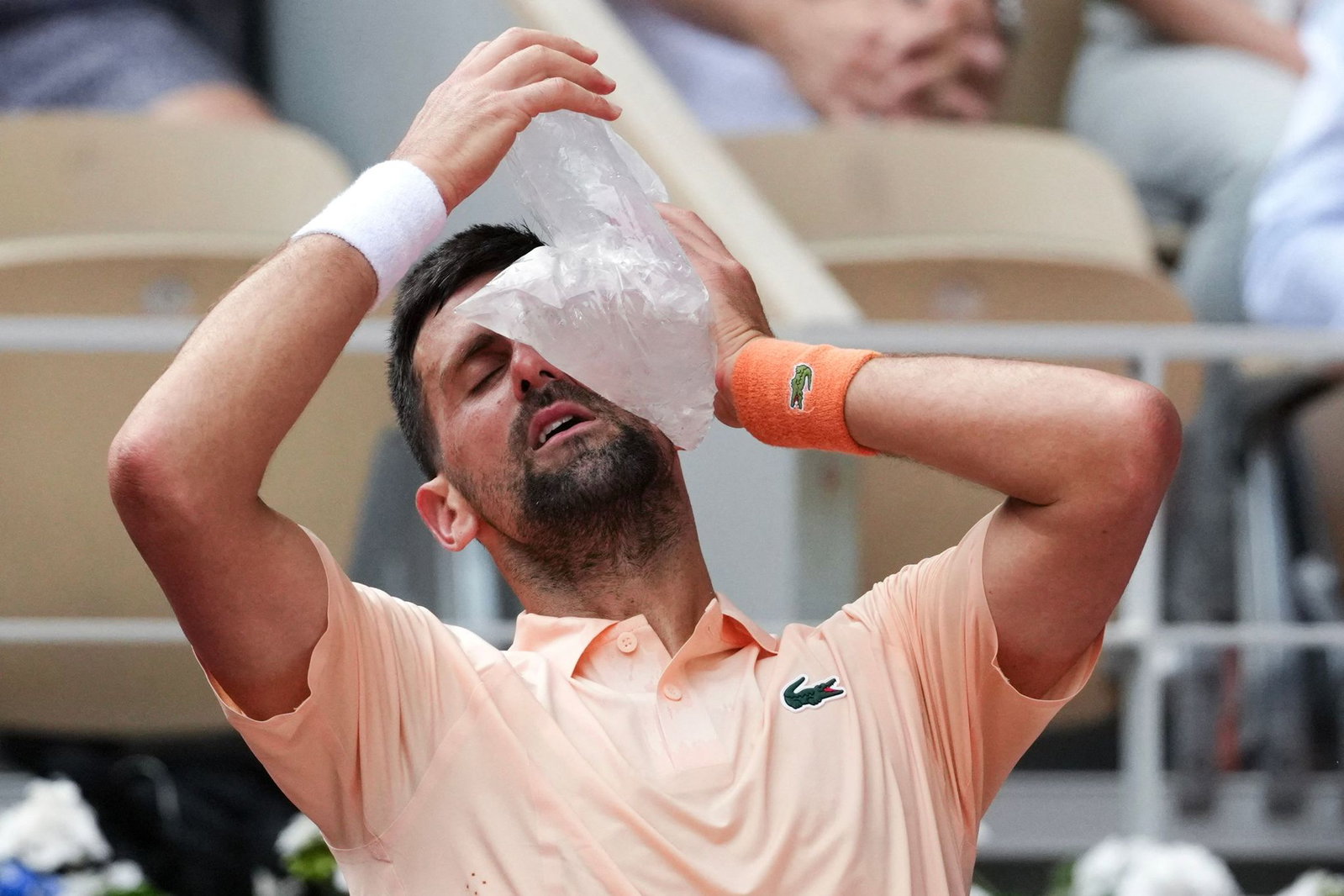 Auch Profisportler haben mit der Hitze zu kämpfen: Tennis-Star Novak Djokovic.