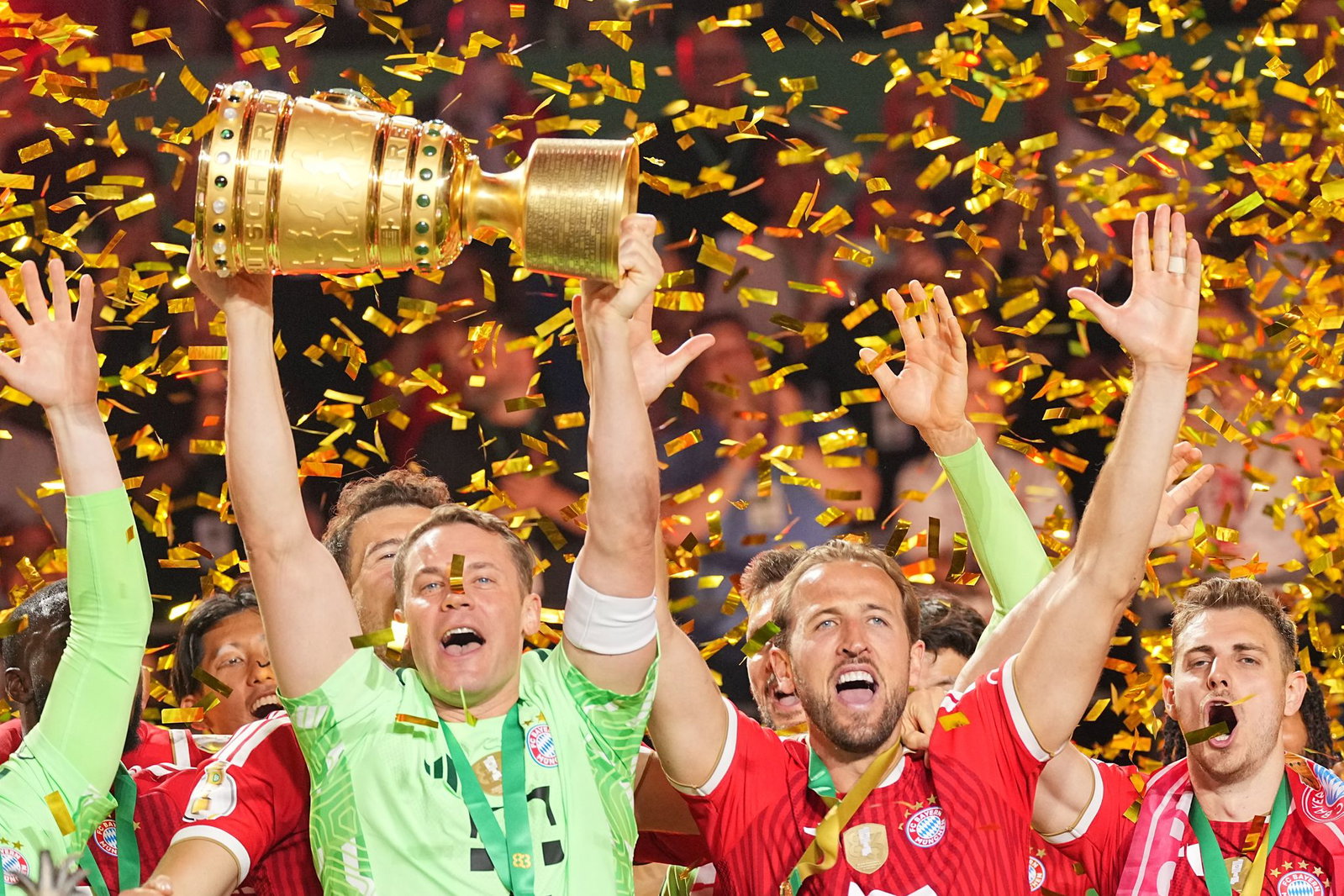 Der FC Bayern hofft mit Kapitän Manuel Neuer (l) und Torjäger Harry Kane (r) auf eine Wiederholung ihres DFB-Pokal-Erfolgs.  
