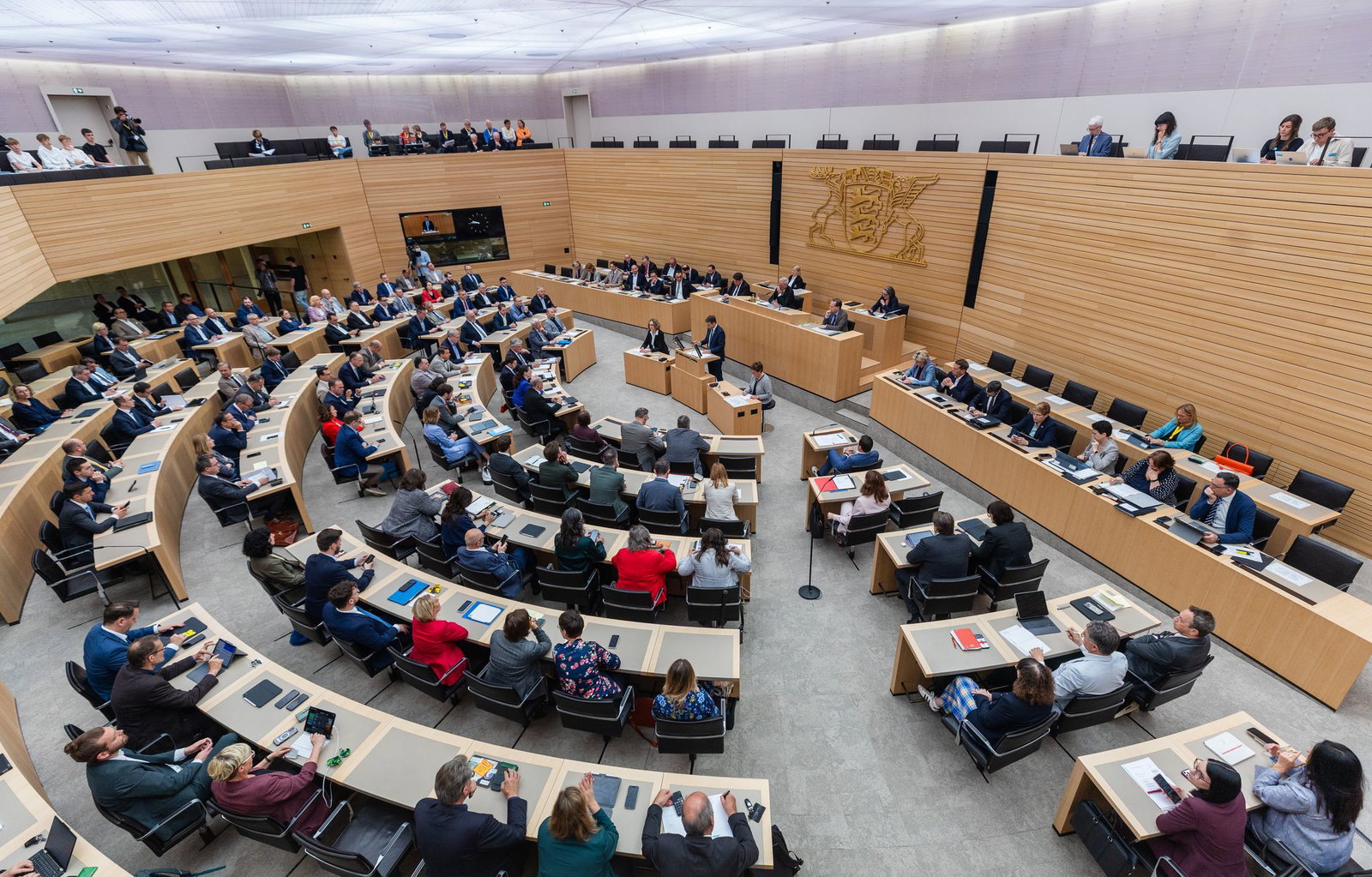 Die Abgeordneten im Landtag von Baden-Württemberg bekommen ab Juli mehr Geld. (Archivbild)