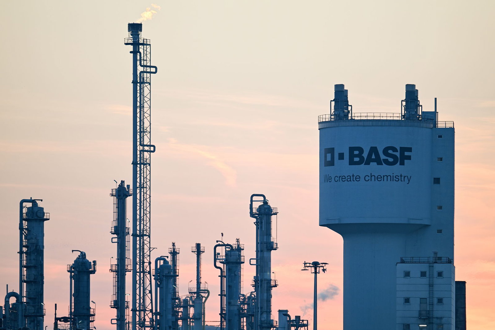 Der Verkauf spült BASF nach früheren Angaben vor Steuern 5,8 Milliarden Euro in die Kasse. (Archivbild)