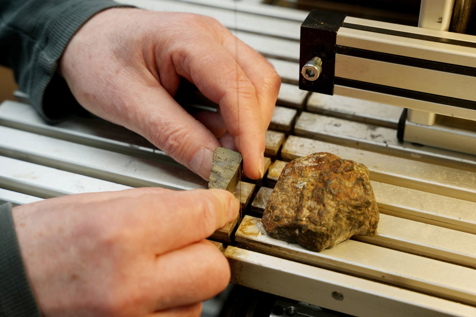 Forscher könnten anhand von Proben die Zusammensetzung und die Herkunft eines Meteoriten bestimmen - wie hier anhand anderer Gesteinsproben zu sehen. (Archivbild)