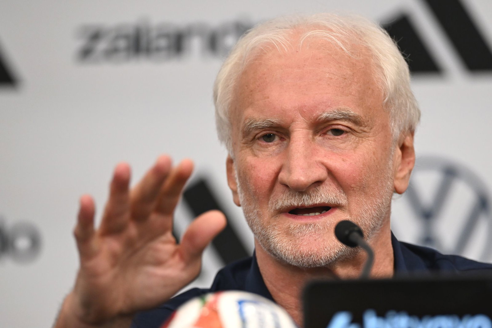 Rudi Völler sieht keinen Grund zur Sorge bei zwei schwierigen WM-Themen. 