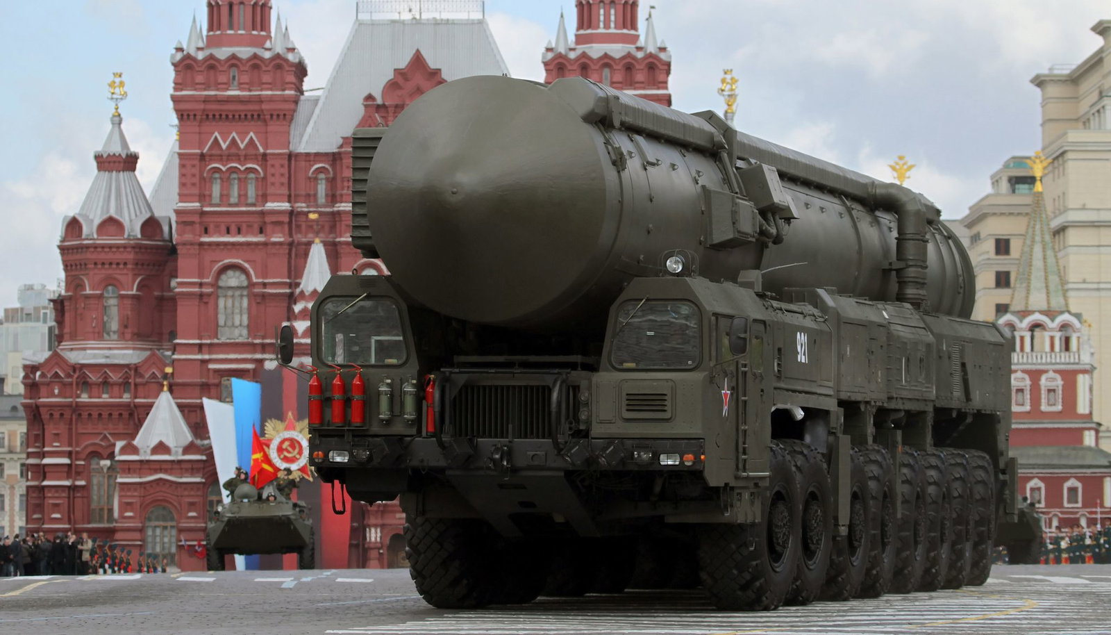 Russland zeigt in Sachen Atomwaffen die Muskeln: Hier rollt eine strategische Atomrakete vom Typ Topol-M bei einer Militärparade durch Moskau. (Archivbild)