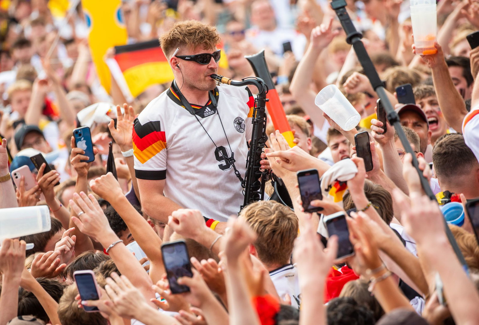 Schnura und das Saxofon: Ein Ballermann-Hit zur WM
