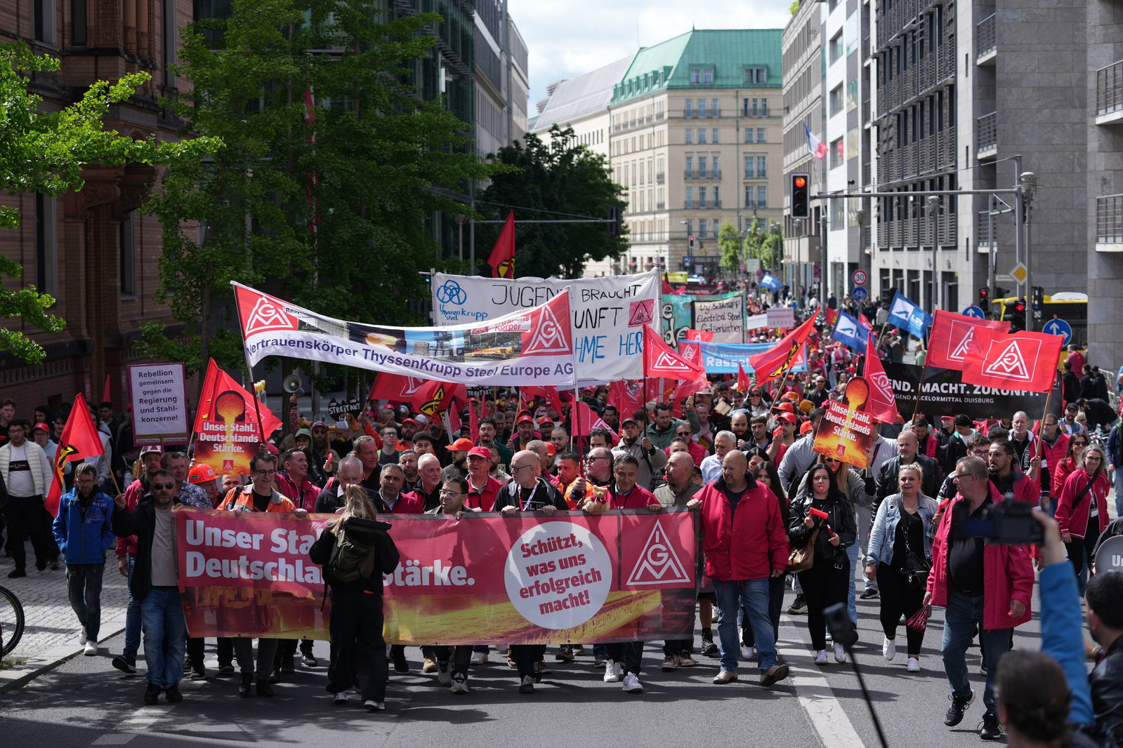 Nach Angaben der IG Metall beteiligten sich in Berlin rund 1.700 Beschäftigte aus mehr als 40 Betrieben.