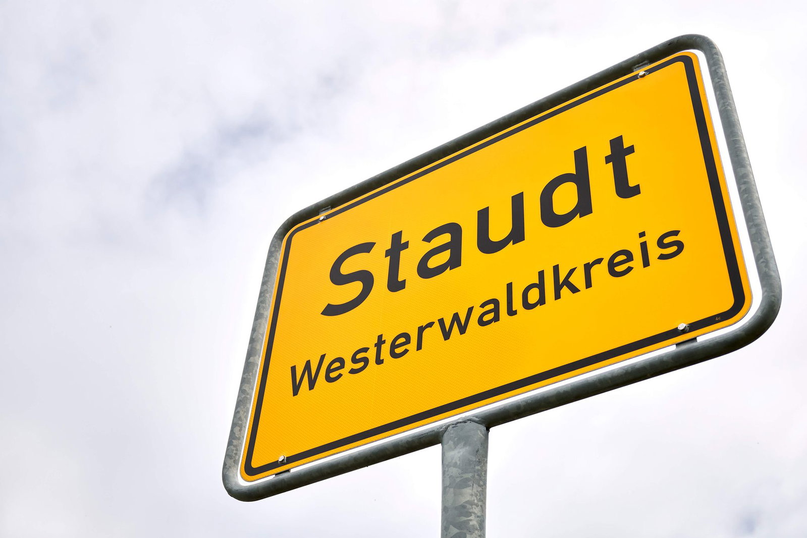 Die Anlage zur illegalen Zigarettenproduktion hat sich auf einem ehemaligen Fabrikgelände im rheinland-pfälzischen Staudt (Westerwaldkreis) befunden. 