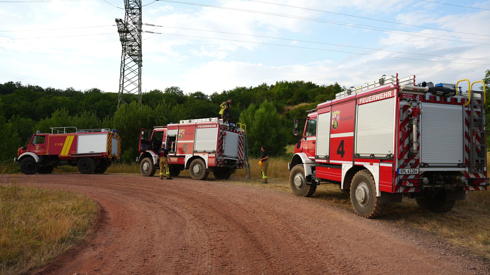 Die Feuerwehr ist mit einem Großaufgebot im Einsatz. 