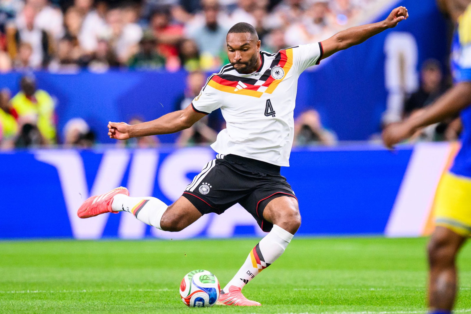 Jonathan Tah ist der deutsche Abwehrorganisator in Amerika. 