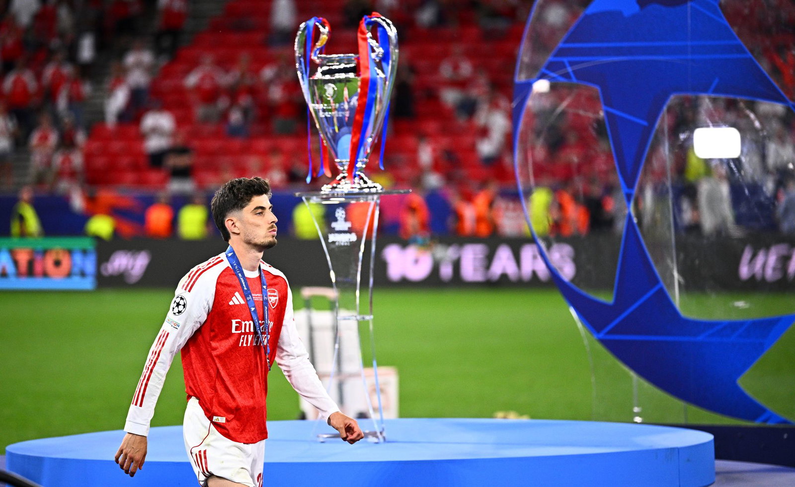 Kai Havertz geht nach dem verlorenen Finale der Champions League am Pokal vorbei. 