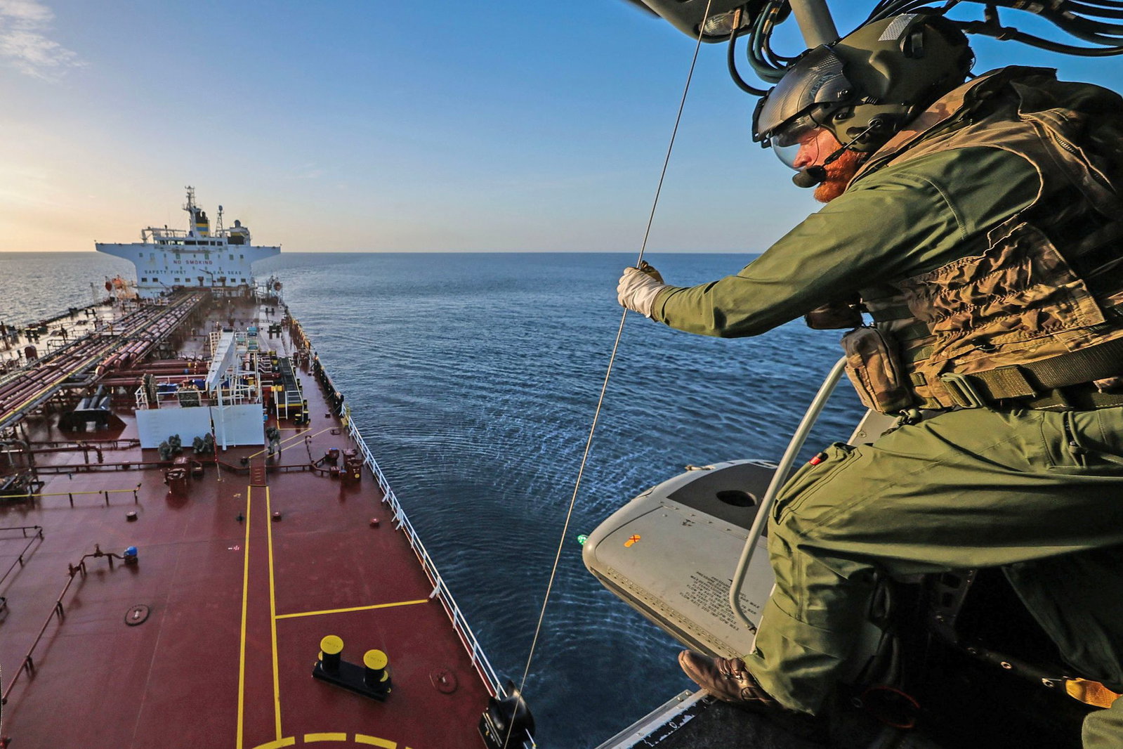 Britische Streitkräfte haben ein Schiff geentert, das zur russischen Schattenflotte gehören soll. (Handout)