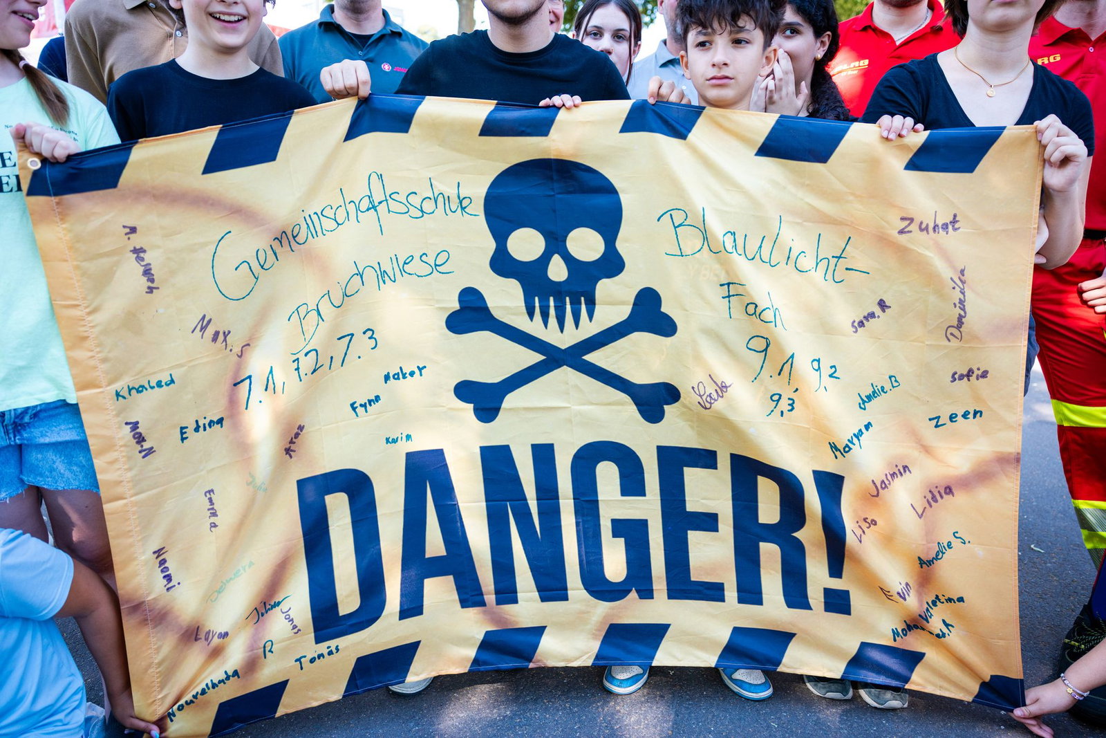 Das selbst gestaltete Banner mit der Aufschrift „Danger“ (deutsch: Gefahr) erinnert an die vielfältigen Risiken am und im Wasser.