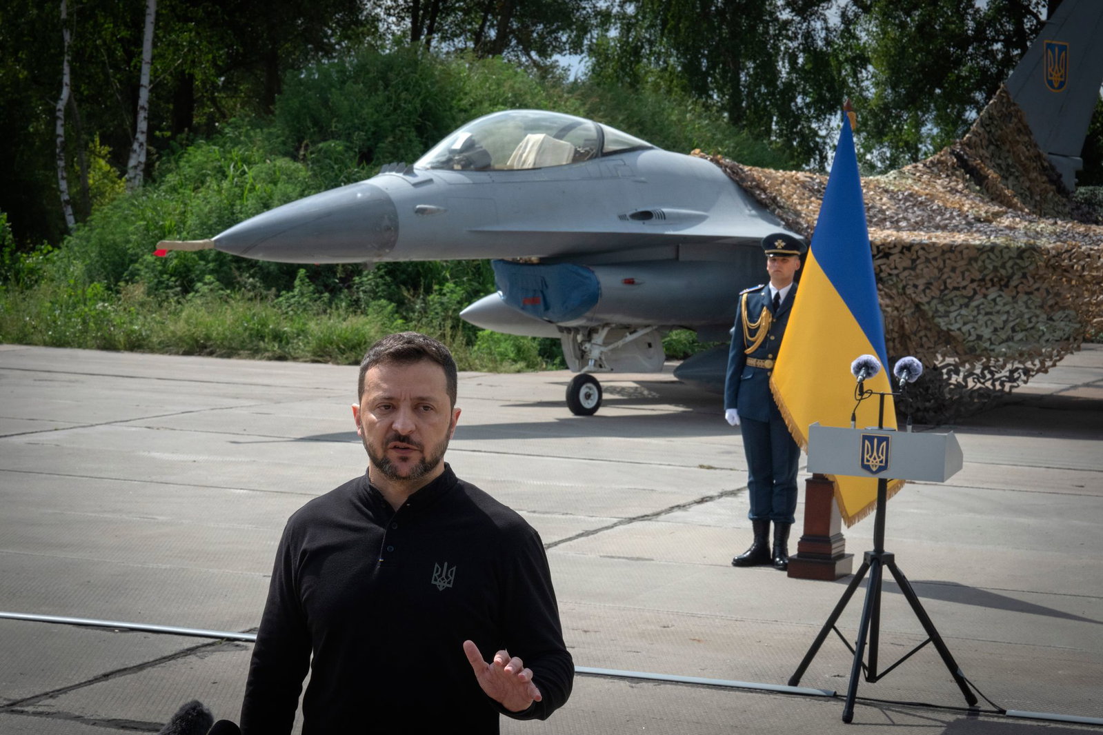 Die Ukraine hat zwar aus den USA F-16-Bomber - wie auf dem Bild zu sehen - erhalten, nutzt aber weiterhin auch sowjetische Kampfbomber wie die Su-24 zur Abwehr russischer Attacken. (Symbolbild/Archiv)