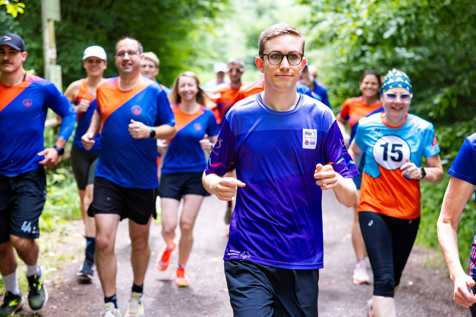 Beim gemeinsamen Training im Wald bereitet sich Fynn (M.) mit anderen Läuferinnen und Läufern auf die nationalen Spiele der Special Olympics vor.