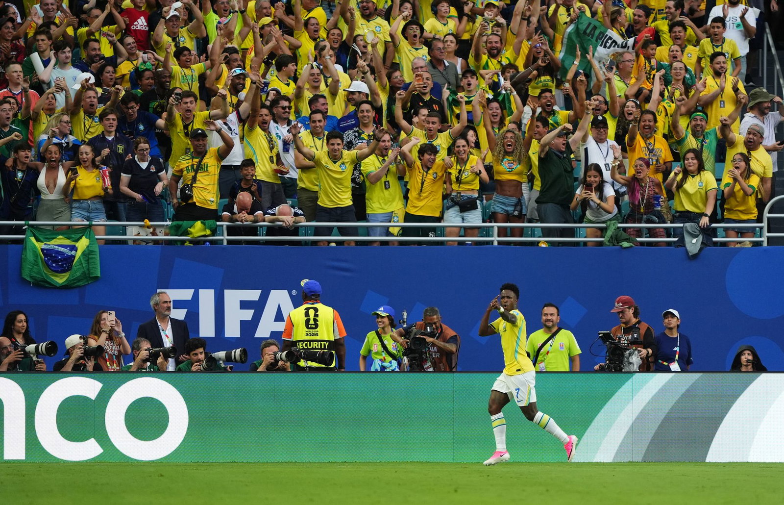 Mann des Spiels: Vinícius Júnior lässt sich von den brasilianischen Fans für sein zweites Tor gegen Schottland feiern.